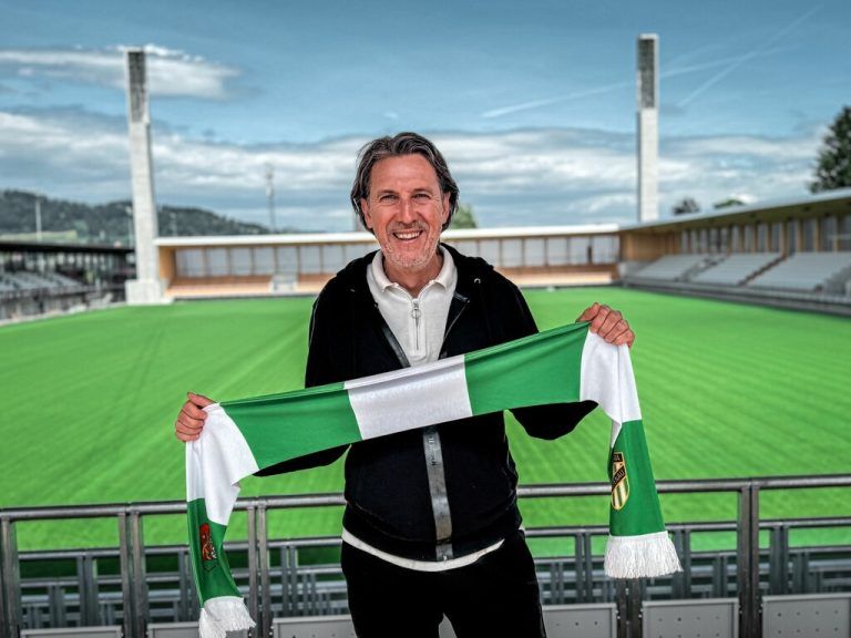 So wurde Dieter Alge am Freitag als neuer Sportdirektor bei der Austria präsentiert: Jenen, die eingeladen waren. ⇒Verein