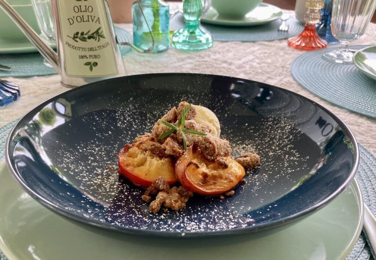 Sommergenuss pur – warme, karamellisierte Pfirsiche treffen auf feines Vanilleeis und Streusel mit einem Hauch Rosmarin.⇒Ulrike Hagen