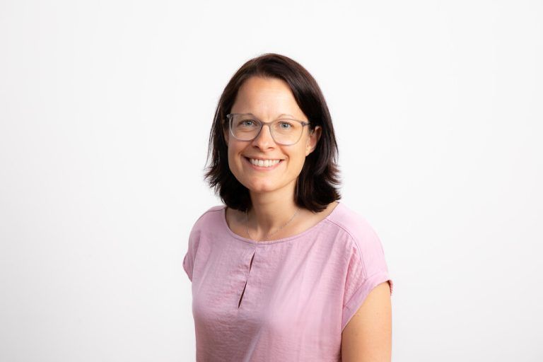 Veronika Burtscher-Kiene ist klinische Psychologin, Gesundheitspsychologin, Notfallpsychologin und ehrenamtliche Mitarbeiterin im Vorarlberger Kriseninterventionsteam (KIT).Privat