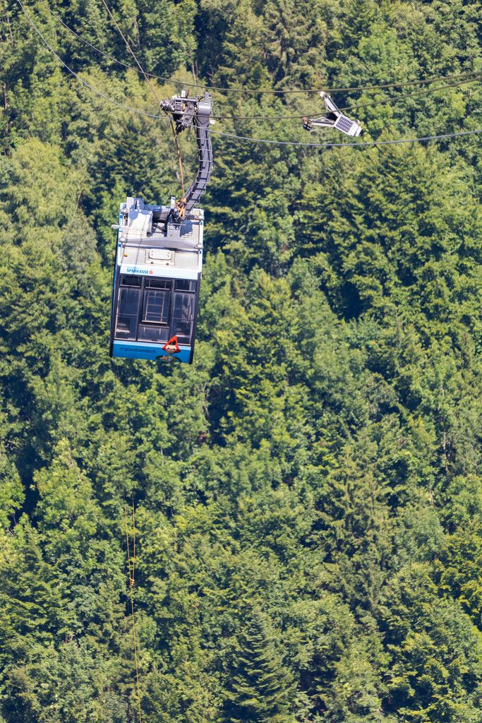 Von der Bergstation aus sieht man, wie die Kabine schief hängt. In der Nahaufnahme das „ausgefädelte“ Seil. ⇒klaus hartinger (5)