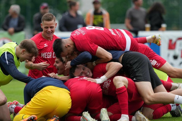 Vor einer Woche konnten die Rothosen den VFV-Cupsieg bejubeln, jetzt winkt der Westliga-Verbleib. ⇒Dietmar Stiplovsek