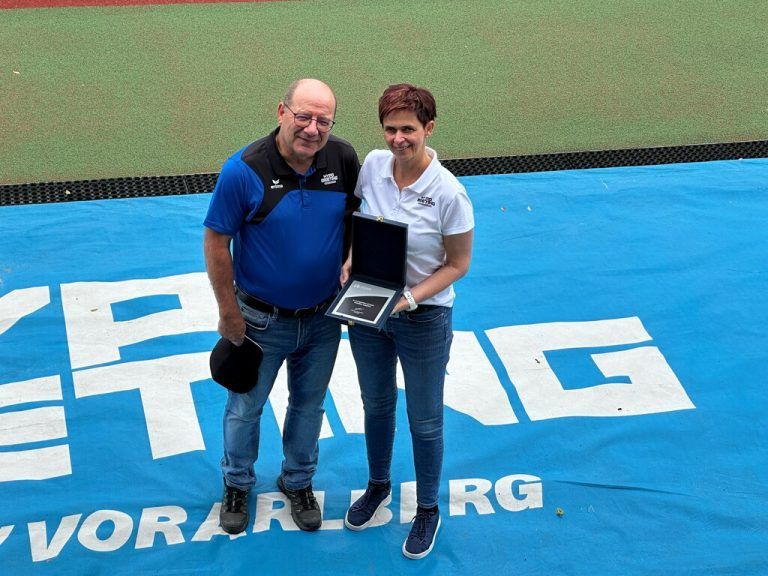 Weber und Giesinger präsentieren die Auszeichnung, die sie zum Jubiläum des Götzner Mehrkampfmeetings vom European-Athletics-Präsidenten Dobromir Karamarinov überreicht bekamen. ⇒Jochen Dedeleit