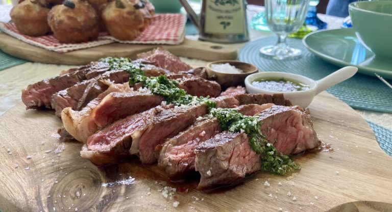 Zartes Rib-Eye-Steak mit frischem Gremolata-Öl – ein aromatisches Duo mit Kräutern, Zitrone und Knoblauch.⇒Ulrike Hagen