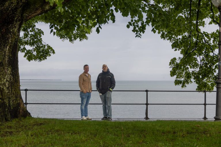 Zwei Männer, zwei Geschichten, ein stiller See: Simon Vogt und Richard Frede sprechen über Trauer, Erinnerung und das Vatersein.⇒Hartinger (5)