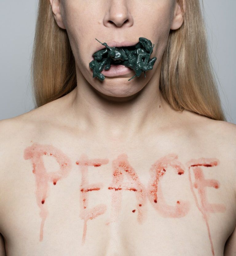 Aus Gründen der Sicherheit des jungen Russen wird an dieser Stelle kein Bild von ihm gezeigt, sondern eines aus der Ausstellung im Kunstforum Montafon: „Peace Plan“ der ukrainischen Künstlerin Inna Shevchenkoi. Das Werk lege „die Leere von Bekenntnissen offen, wenn Aggressoren nicht gestoppt, Opfer schuldig gesprochen oder im Stich gelassen werden“, steht in der Beschreibung. ⇒Kunstforum Montafon