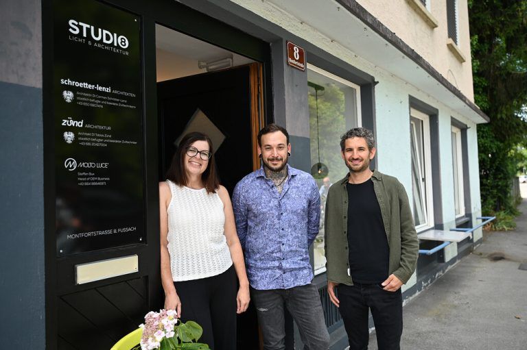 Carmen Schroetter-Lenzi, Steffen Bux und Tobias Zünd vor dem Studio 8.⇒Fritz-pinggera (7)