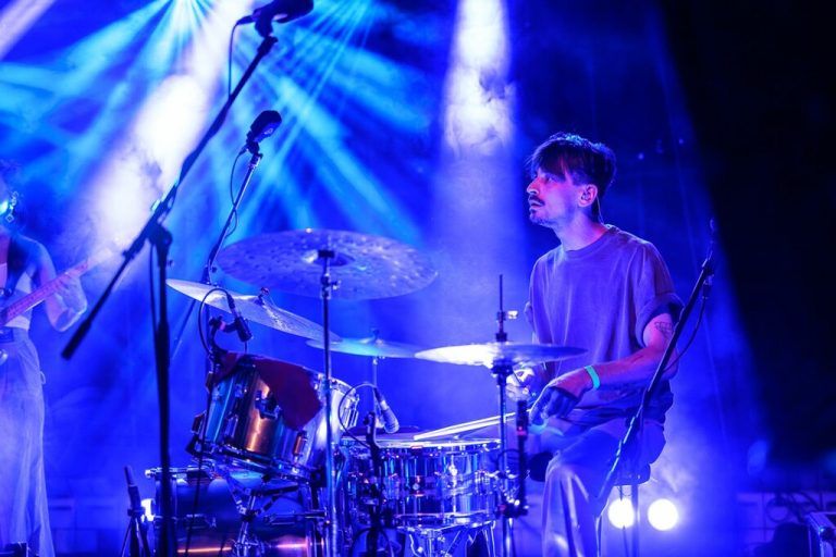 Naphegyi als Schlagzeuger beim Konzert von Mira Lu Kovacs auf dem heurigen Poolbar-Festival.⇒Rhomberg