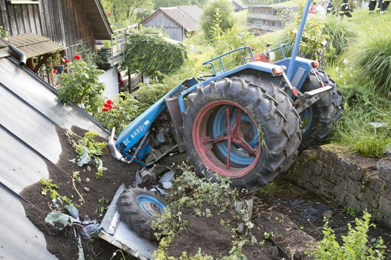 Der Fahrer des Traktors wurde mit dem Hubschrauber ins Spital geflogen.⇒mathis