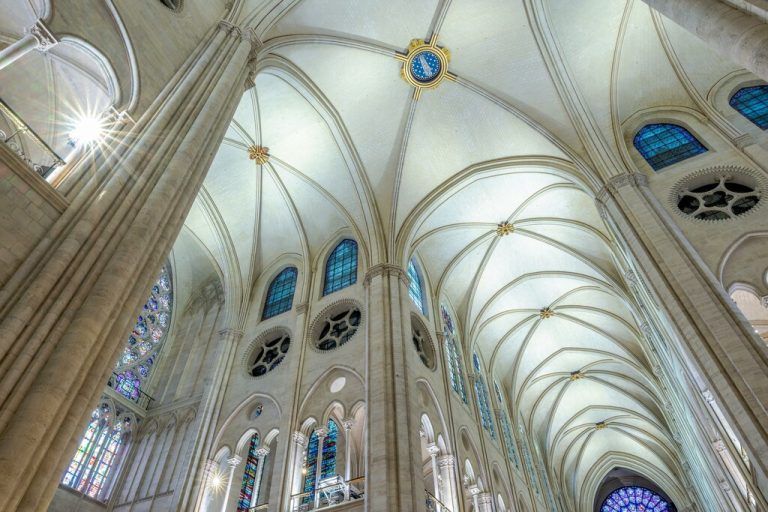 Die Beleuchtung der Notre Dame in Paris ist nur eine von vielen pres­tigeträchtigen Umsetzungen der Zumtobel Group weltweit.⇒JULIO PIATTI/CATHÉDRALE NOTRE-DAME DE PARIS