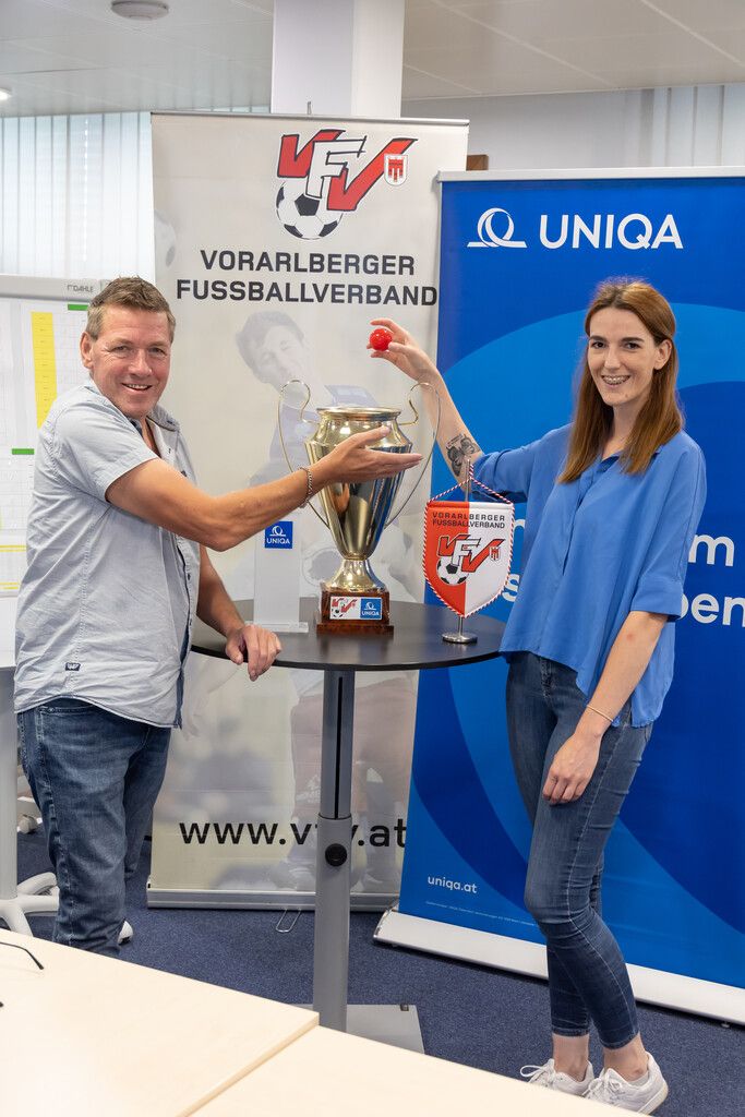 Die Erst- und Zweitrundenziehung des Uniqa-VFV-Cup übernahmen Horst Elsner (VFV-Geschäftsführer) und Karin Metzler, Marketingverantwortliche Uniqa Vorarlberg. ⇒Hartinger