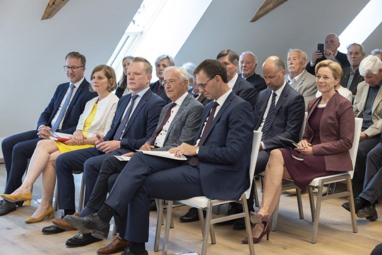 Die Landesregierung beisammen: Ein seltener Anblick außerhalb des Landtags.steurer (5), stiplovsek (2), paulitsch