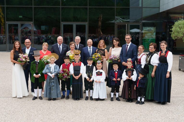 Die politischen Ehrengäste wurden von Kindertrachtenpaaren in Empfang genommen.⇒ritter; stiplovsek