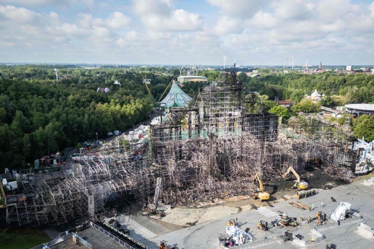 Die Überreste der ikonischen Hauptbühne von Tomorrowland werden nach dem nächtlichen Brand abgetragen. ⇒APA