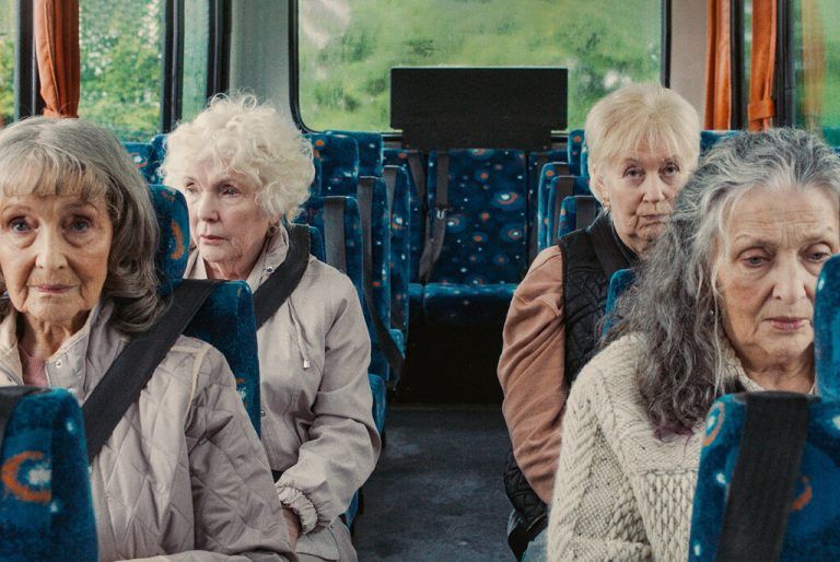 Edward, als charmanter und besorgter Hüter der vier temperamentvollen Damen. ⇒polyfilm