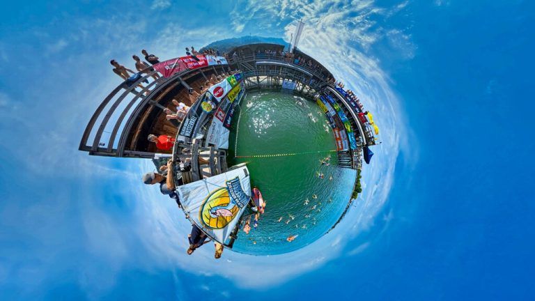 Ein 360-Grad-Bild der Mili verdeutlicht das große Zuschauerinteresse am Wasserballsport.