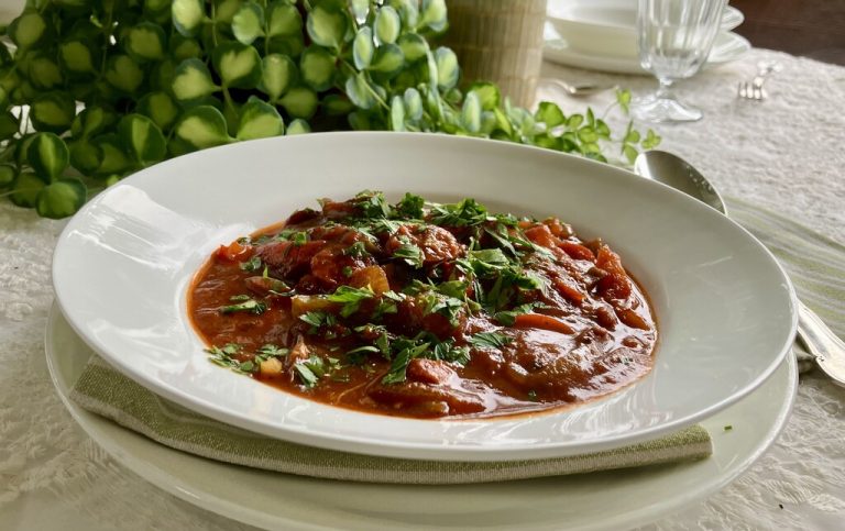 Ein Eintopf voller Seele. Paprika, Wurst und Speck vereint in einer tomatig-würzigen Sauce – ein Klassiker zum Genießen.⇒Ulrike Hagen