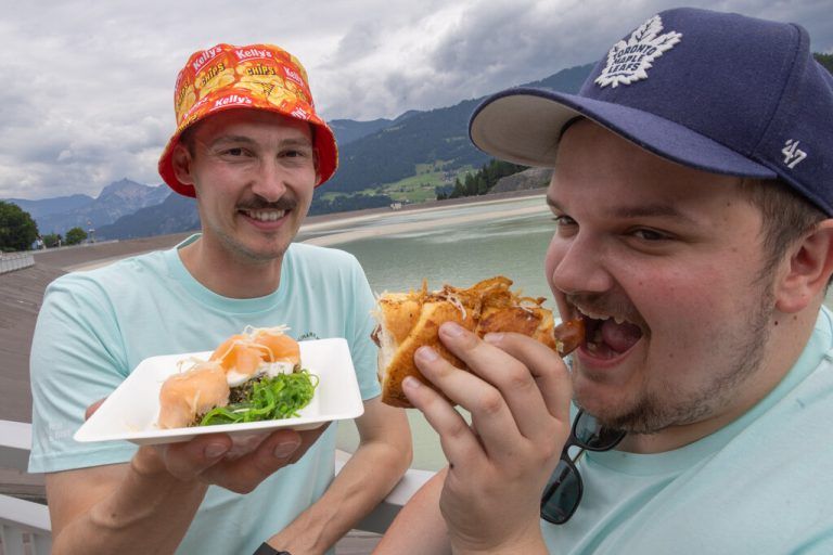 Emanuel Ganahl und Michael Tschanun sind Teil des Vereins „Berggenuss“, der den Streetfood-Markt 2023 ins Leben rief.⇒hartinger (5), schwald (2)