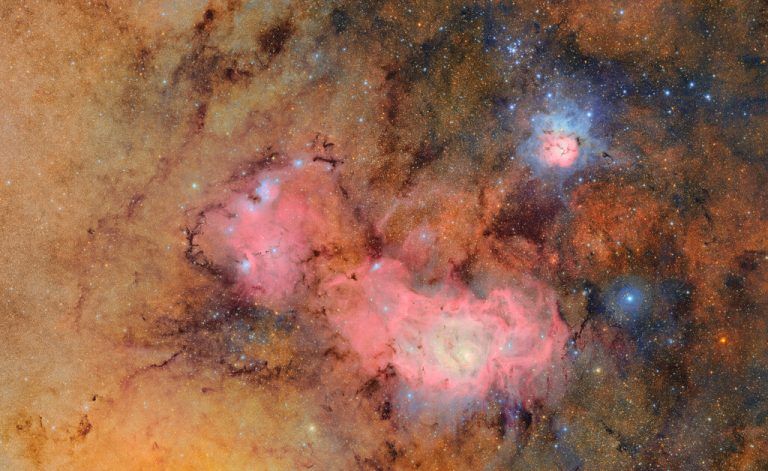 „First Light“ des Trifid- und Lagunennebels.⇒AP