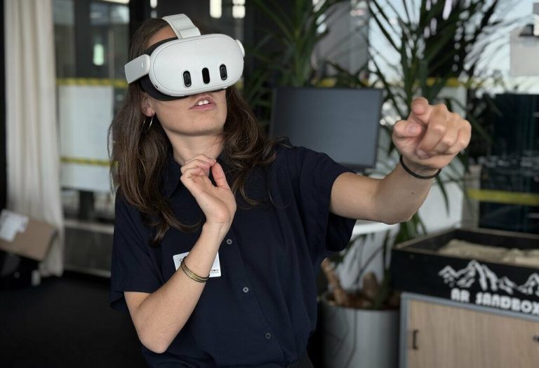 Frau Menasseyre in Aktion mit VR-Brille an der Fachhochschule in Dornbirn.⇒FHV