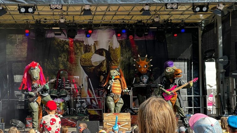 „Heavy Saurus“ rockten am gestrigen Kids Day das Woodrock Festival.⇒OJab