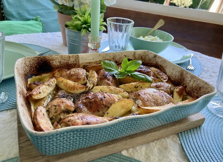 Hühnchen mit Orangen, Zitronen und duftenden Kräutern – mediterraner Genuss aus dem Ofen.⇒Ulrike Hagen