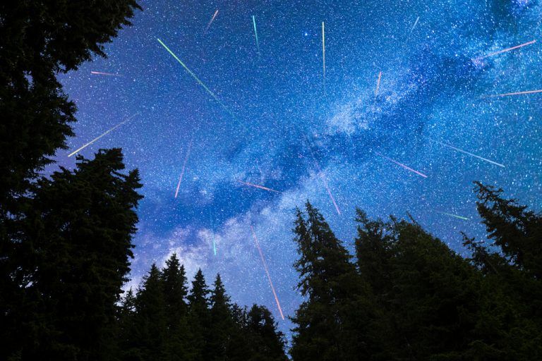 In den lauen Sommernächten locken die Perseiden zahlreiche Sternschnuppen-Fans ins Freie. ⇒Shutterstock