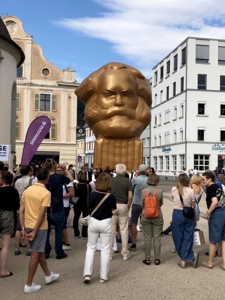 Karl Marx, mit heißer Luft gefüllt.⇒unpop