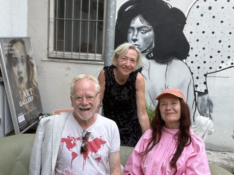 Künstler Tone Fink, Galeristin Sylvia Janschek und die ausstellende Künstlerin Elisabeth von Sansonow. Ritter.⇒ritter (7)