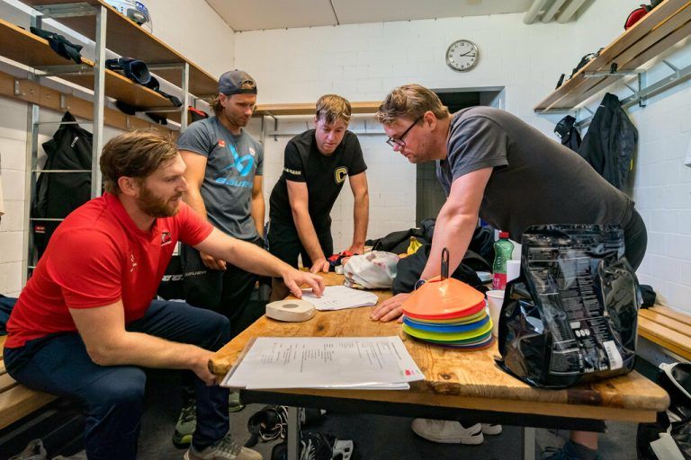 Links, 14.17 Uhr: Stefan Ulmer hat bei der Lagebesprechung vor dem zweiten Eistraining das Wort.Rechts: Martin Ulmer instruiert die Kinder seiner Trainingsgruppe.⇒Stiplovsek (4)