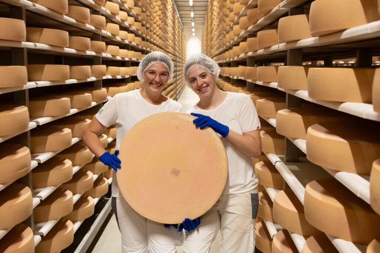 Marina Fischer und Jasmin Wegscheider absolvieren ihre Ausbildung zur Sennerin in der Dorfsennerei Schlins.