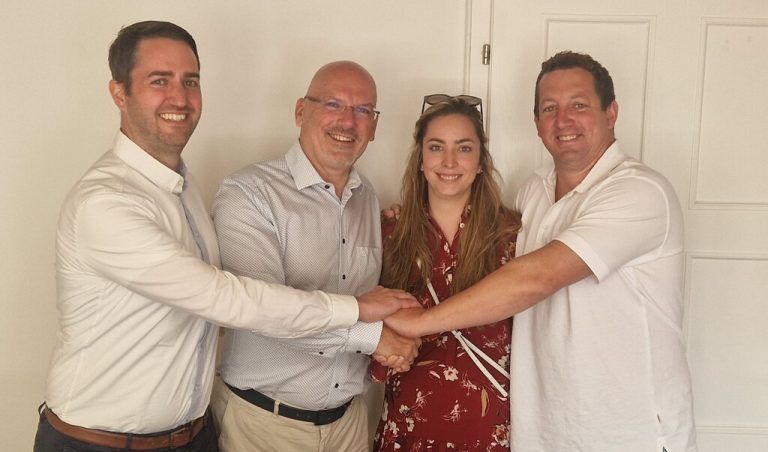 Matthias Cardin, Jürgen Dachs, Nicole Obwegeser und Obwegeser-Co-Geschäftsführer Patrick Martin (v.l.) nach der Unterzeichnung. ⇒⇒loos & partner (2)
