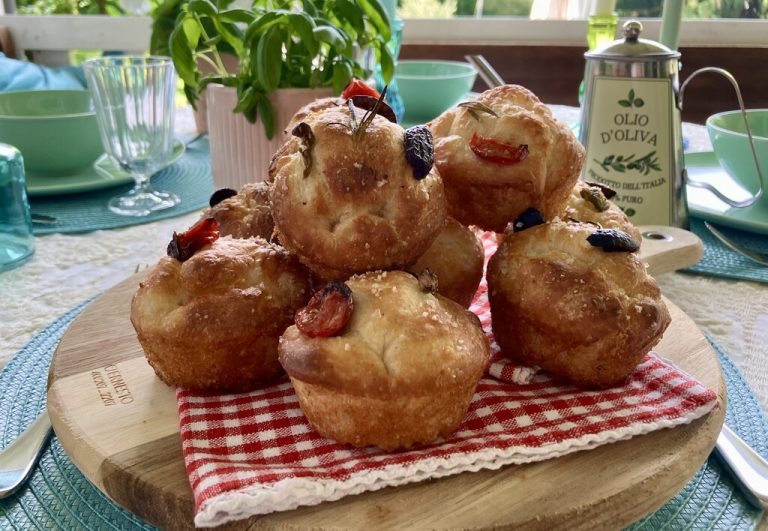 Mini-Focaccia mit Rosmarin, Tomaten und Oliven – perfekt als Snack, Beilage oder für den nächsten Aperitivo.⇒Ulrike Hagen
