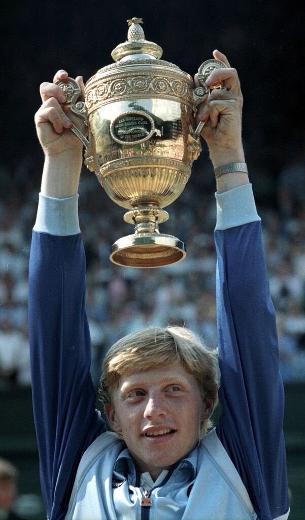 Oben der 17-jährige Boris Becker am 7. Juli 1985 in Wimbledon und ein Jahr später am 26. Mai 1986 im Spiel gegen den Spanier Emilio Sanchez bei den French Open.⇒AFP, Reuters