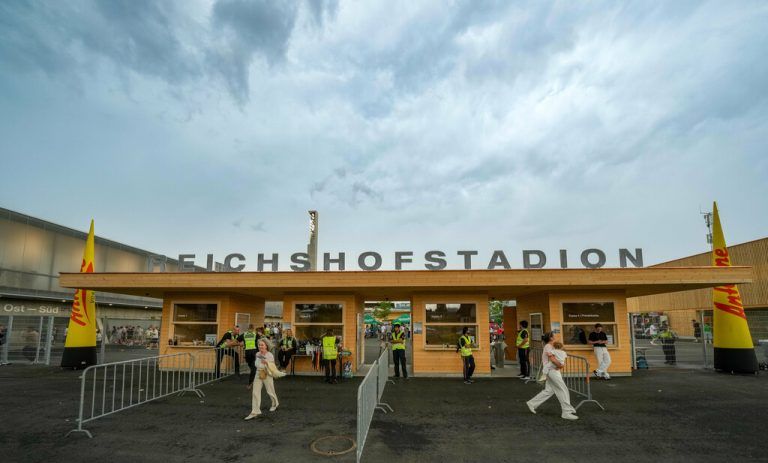 Oben: Der prallgefüllte Parkplatz im Rheinvorland und unten der neue Eingangsbereich zum Stadion.
