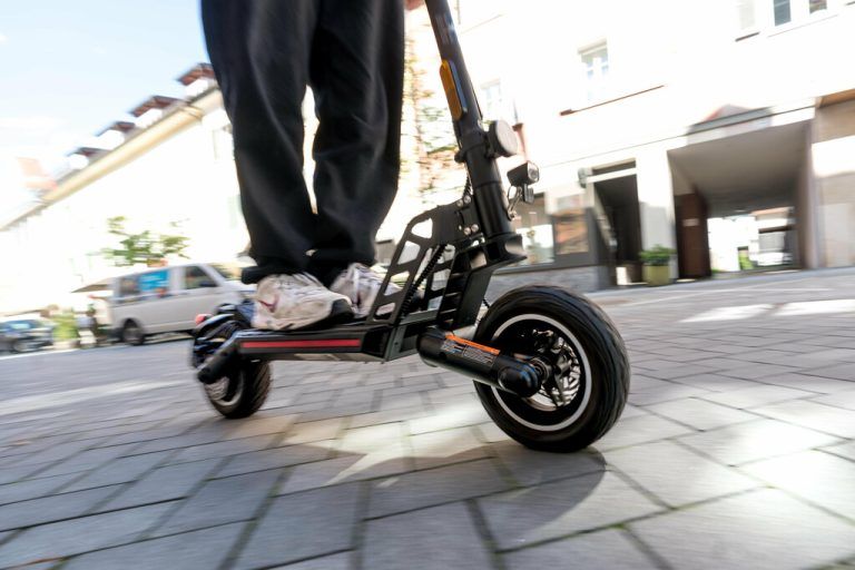 ÖAMTC-Clubjurist Dominik Tschol rät, nie unter Alkohol-, Drogen- oder Medikamenteneinfluss mit dem E-Scooter zu fahren.⇒dietmar stiplovsek, öamtc/darko todorovic