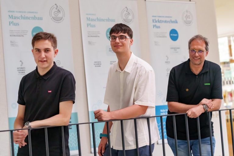 Pädagoge Gerhard Mayr freut sich mit seinen Schüler Jonas (l.) und Julian, dass dieses Auslandspraktikum ermöglicht werden konnte.⇒Stiplovsek