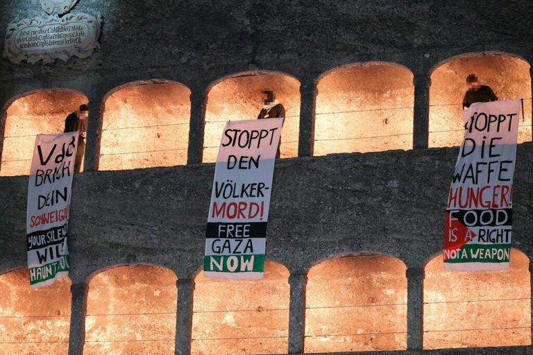 Protestierende bei der Eröffnung der Salzburger Festspiele. ⇒⇒APA/land salzburg/neumayr
