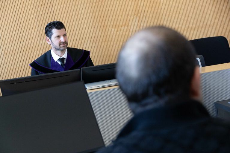Richter Martin Mitteregger führt die Verhandlung. ⇒Hartinger
