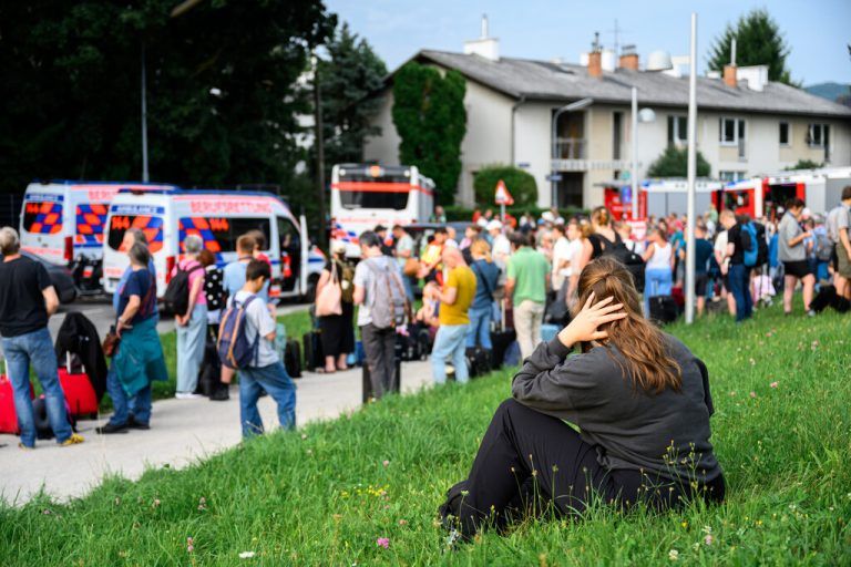 Rund 400 Zuggäste mussten evakuiert werden. ⇒APA/max slovencik