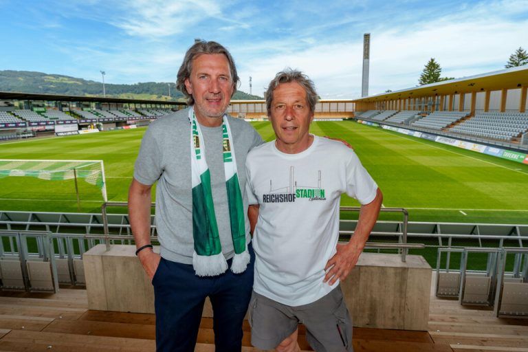 So stehen stolze Austrianer aus: Dieter Alge und Bernd Bösch im neuen Stadion. ⇒Stiplovsek