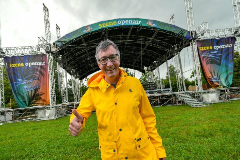Trotz des Regens ist Veranstalter Hannes Hagen guter Dinge und freut sich auf ein stimmungsvolles Festivalwochenende.