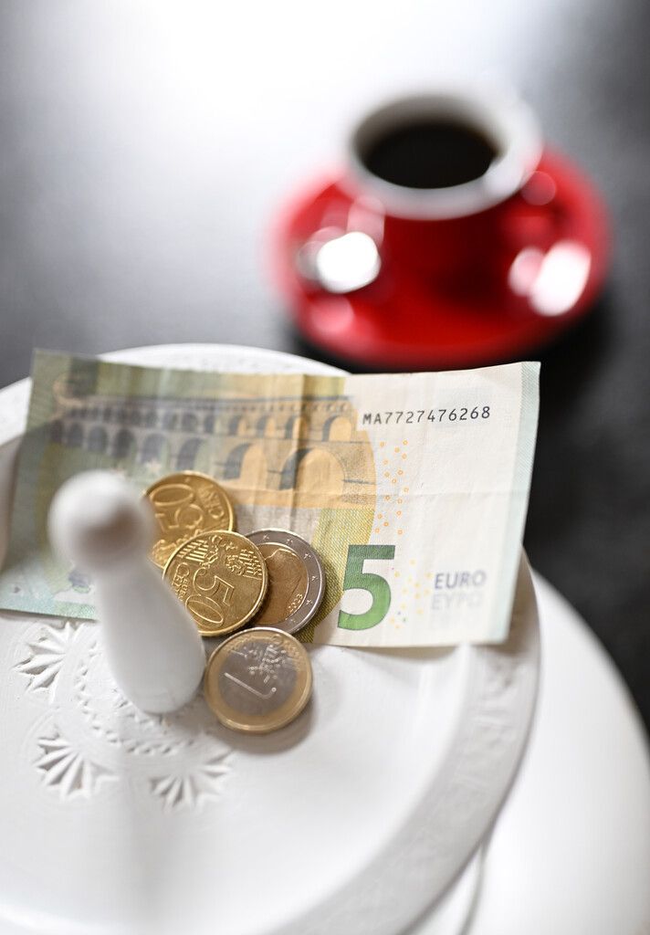 Trotz Kartenzahlung geben viele Gäste das Trinkgeld lieber in bar. ⇒APA, Neue (6)