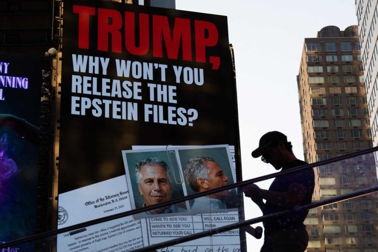 Trumps Anhänger fordern ihren Präsidenten dazu auf, die Epstein-Akten freizugeben.⇒apa/getty images