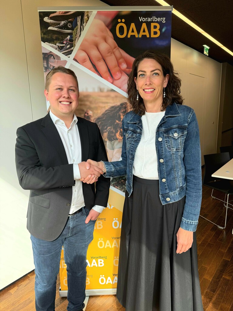 Veronika Marte gratuliert dem neuen „Chef“ Christoph Moll.⇒öaab