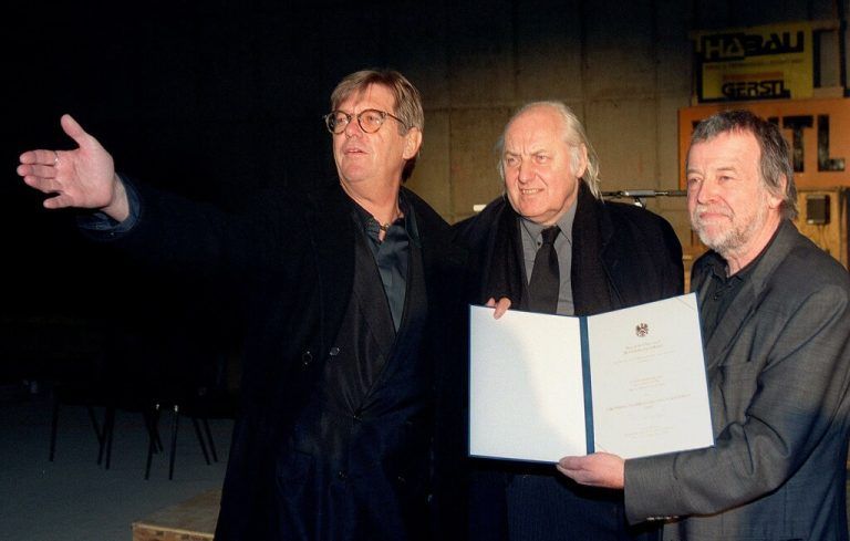 Wolf D. Prix, Hans Hollein und Helmut Swiczinsky (v.l.), anno 2000, bei Überreichung des Großen Österreichischen Staatspreises.⇒apa/Pfarrhofer