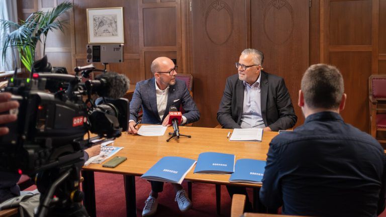 Ziehen laut eigenen Angaben am gleichen Strang: Bürgermeister Michael Risch (SPÖ) und Vize Roland Frühstück (ÖVP). ⇒Stadt Bregenz
