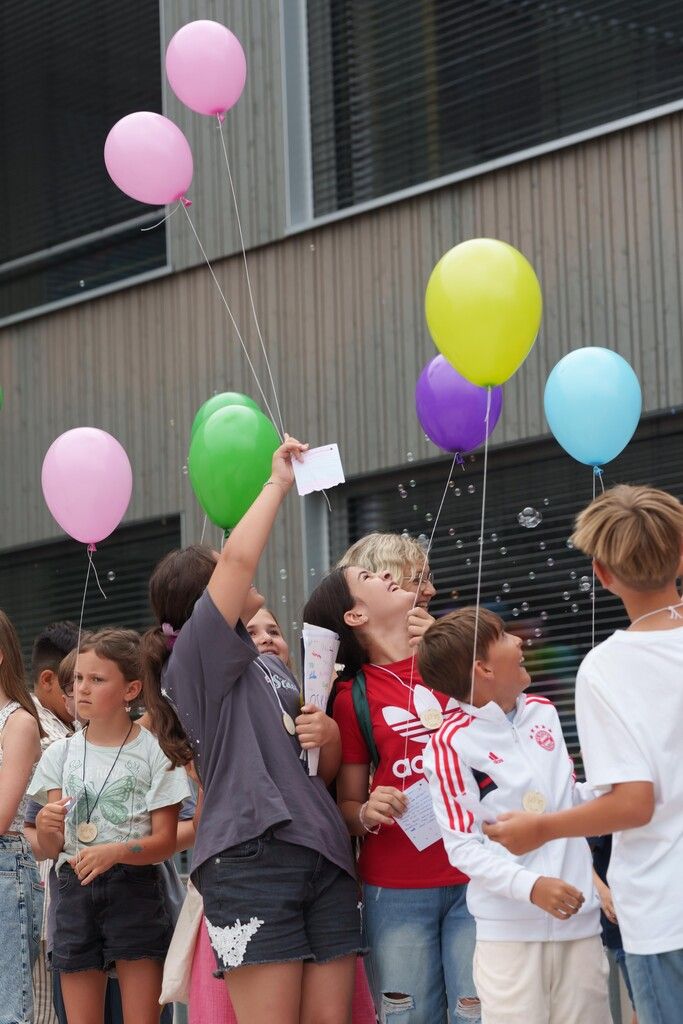 Zum Abschluss ließen die Kinder die Ballons emporsteigen.
