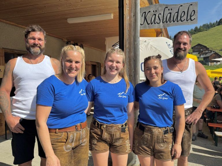 Alpteam Gamp mit Hirt Philipp Danler, Petra Amann, Lena und Mia Kathan und Senn Michael Amann (v.l.).⇒privat (7)