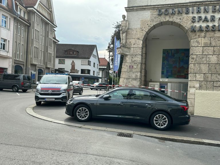 Am Freitag steht jener Mann vor Gericht, der Ende Juni 2025 einen Raubüberfall auf die Sparkasse in Dornbirn begangen haben soll.