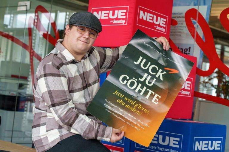 Aron Loacker zeigt das Plakat zum Film.⇒stiplovsek